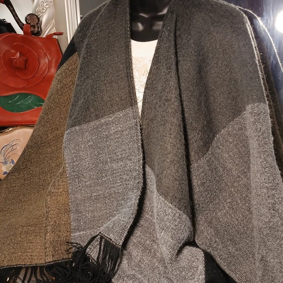Harve Benard Black and Gray Textured Poncho - Picture 6 of 7